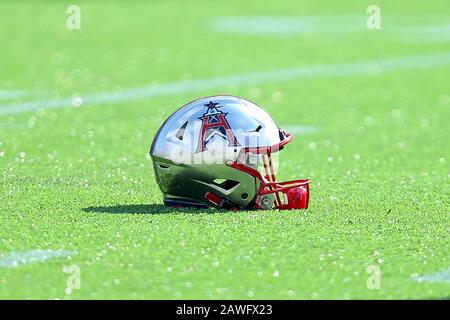 Houston, Texas, USA. Februar 2020. Ein Helm aus Houston Roughnecks ruht auf dem Feld vor dem regulären Saisonspiel der XFL zwischen den Houston Roughnecks und den Los Angeles Wildcats im TDECU Stadium in Houston, TX am 8. Februar 2020. Kredit: Erik Williams/ZUMA Wire/Alamy Live News Stockfoto