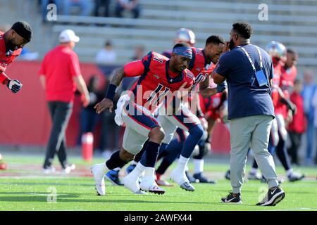 Houston, Texas, USA. Februar 2020. Houston Roughnecks Quarterback P.J. Walker (11) erwärmt sich vor dem regulären Saisonspiel der XFL zwischen den Houston Roughnecks und den Los Angeles Wildcats im TDECU Stadium in Houston, TX am 8. Februar 2020. Kredit: Erik Williams/ZUMA Wire/Alamy Live News Stockfoto