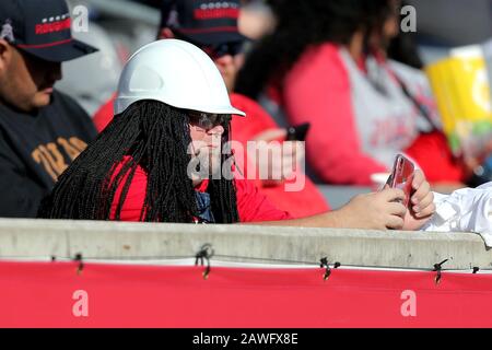 Houston, Texas, USA. Februar 2020. Ein Fan von Houston Roughnecks wartet auf den Start vor dem regulären Saisonspiel der XFL zwischen den Houston Roughnecks und den Los Angeles Wildcats im TDECU Stadium in Houston, TX am 8. Februar 2020. Kredit: Erik Williams/ZUMA Wire/Alamy Live News Stockfoto