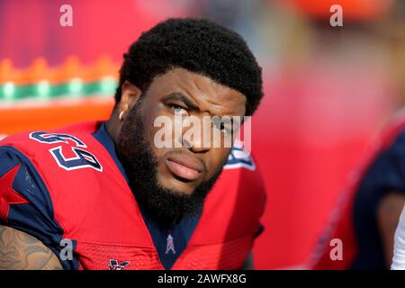 Houston, Texas, USA. Februar 2020. Houston Roughnecks Offensiv-Störer Isame Faciane (69) auf der Bank vor dem regulären Saisonspiel der XFL zwischen den Houston Roughnecks und den Los Angeles Wildcats im TDECU Stadium in Houston, TX am 8. Februar 2020. Kredit: Erik Williams/ZUMA Wire/Alamy Live News Stockfoto