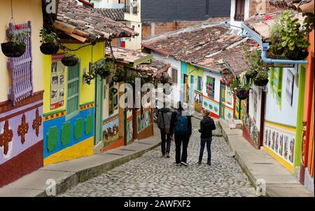 Farbenfrohe, ziegelgedeckte Gebäude, die mit der Linie Calle del Recuerdos (Friese), einer Kopfsteinpflaster Fußgängerzone in Guatape, Kolumbien, dekoriert sind Stockfoto