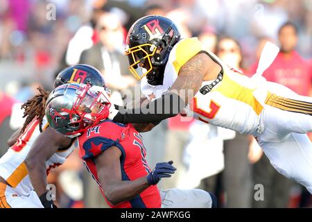 Houston, Texas, USA. Februar 2020. Houston Roughnecks Wide Receiver Cam Phillips (14) wird vom LA Wildcats Safety Jerome Couplin (22) während des regulären Saisonspiels der XFL zwischen den Houston Roughnecks und den Los Angeles Wildcats im TDECU Stadium in Houston, TX am 8. Februar 2020 in Angriff genommen. Kredit: Erik Williams/ZUMA Wire/Alamy Live News Stockfoto