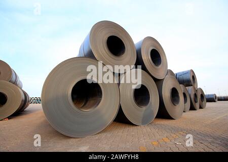 Roll Stahl im Hafen, kalten Stahl Warmgewalzte Rollen Stockfoto