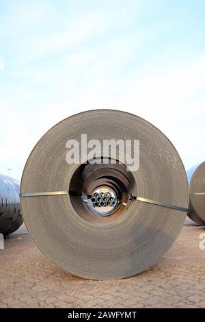 Roll Stahl im Hafen, kalten Stahl Warmgewalzte Rollen Stockfoto