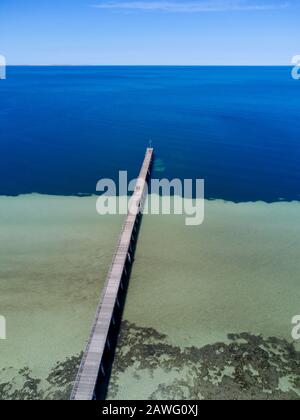 Historischer Holzsteg für Landungsbedarf für die frühen Pioniere auf der Haslam-Eyre-Halbinsel in South Australia Stockfoto