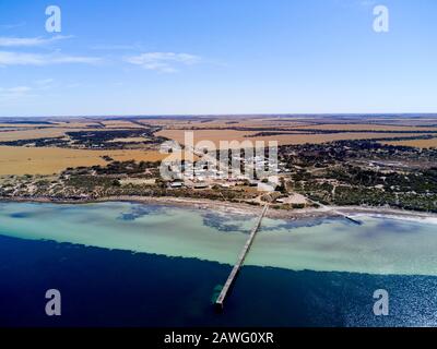 Historischer Holzsteg für Landungsbedarf für die frühen Pioniere auf der Haslam-Eyre-Halbinsel in South Australia Stockfoto