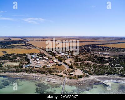 Historischer Holzsteg für Landungsbedarf für die frühen Pioniere auf der Haslam-Eyre-Halbinsel in South Australia Stockfoto