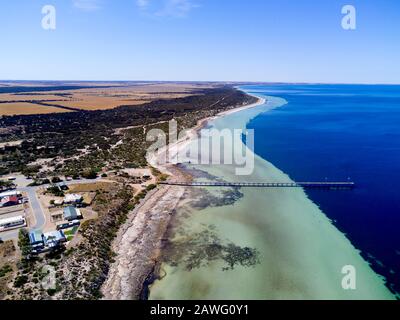 Historischer Holzsteg für Landungsbedarf für die frühen Pioniere auf der Haslam-Eyre-Halbinsel in South Australia Stockfoto