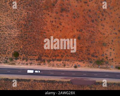 Mit dem Auto auf dem Eyre Highway in der Nähe von Iron Knob South Australia einen Wohnwagen schleppen Stockfoto