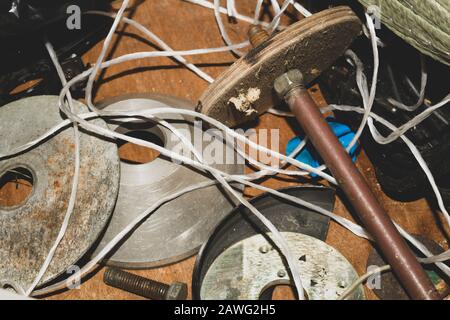 Verschiedene alte verrostende Werkzeuge im Kasten, Chaos der Arbeitssachen in der Werkstatt Stockfoto