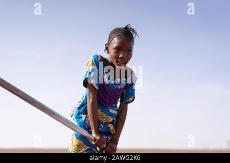 Echte Aborigine-Youngster Sammeln Frisches Wasser in einem ländlichen Dorf Stockfoto