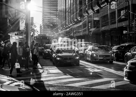 Straßenkreuzung im Stadtzentrum von Toronto Stockfoto