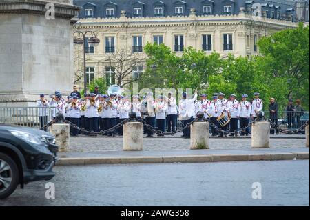 Militärorchester, das am Fuß des Triumphbogens in Paris spielt Stockfoto