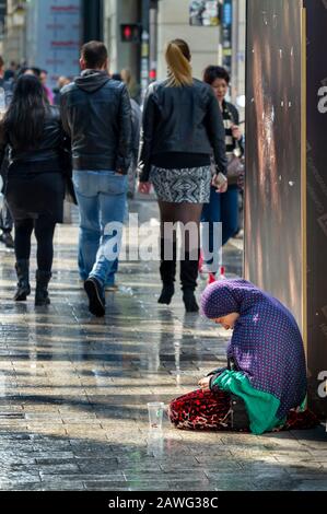 Bettler auf dem Bürgersteig in Champs-Elyssees in Paris Stockfoto