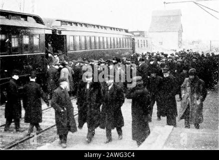 Die Universität in Overalls; ein Plädoyer für ein Teilzeitstudium . gezwungen werden, chinesische und japanische Formany-Arbeiten zu importieren? . &gt; Lassen Sie Provinz- und sogar Dominion-Fonds durch direkte Zuschüsse diese Zentren der Tätigkeit am Rande fördern.Ofpopulation im Norden Kanadas sowie unältere Siedlungen, und vieles wUl wird durch die Unterstützung und Aufrechterhaltung eines Gemeinschaftsgeistes erreicht. Koordination der konsolidierten Schulen mit anderen Sonderschulen für einen ganzen Bezirk, Förderung von Unternehmen in der Landwirtschaft, im Bergbau und anderen Industrieformen, die Einrichtungen für die Jugend der Siedlungen bieten, d. H Stockfoto