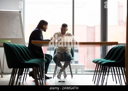 Verschiedene Kollegen, die gemeinsam an einem Projekt arbeiten und im Sitzungssaal sitzen Stockfoto
