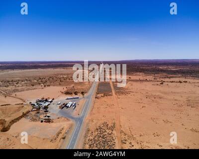 Aus der Luft des Little Topar Hotel - Roadhouse auf dem Barrier Highway zwischen Broken Hill und Wilcannia in den ariden Ländern von Western NSW Australia Stockfoto