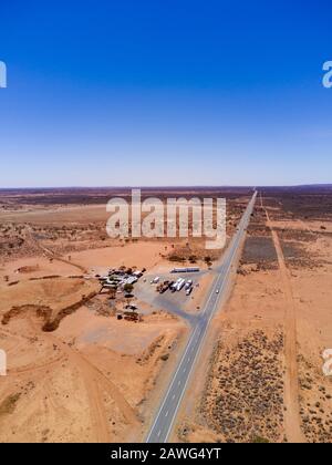 Aus der Luft des Little Topar Hotel - Roadhouse auf dem Barrier Highway zwischen Broken Hill und Wilcannia in den ariden Ländern von Western NSW Australia Stockfoto