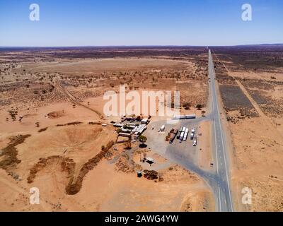 Aus der Luft des Little Topar Hotel - Roadhouse auf dem Barrier Highway zwischen Broken Hill und Wilcannia in den ariden Ländern von Western NSW Australia Stockfoto