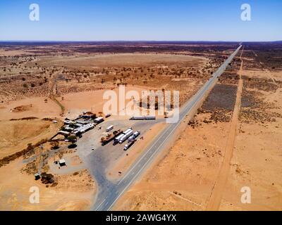 Aus der Luft des Little Topar Hotel - Roadhouse auf dem Barrier Highway zwischen Broken Hill und Wilcannia in den ariden Ländern von Western NSW Australia Stockfoto