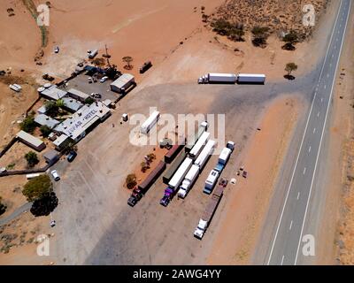 Aus der Luft des Little Topar Hotel - Roadhouse auf dem Barrier Highway zwischen Broken Hill und Wilcannia in den ariden Ländern von Western NSW Australia Stockfoto