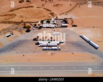 Aus der Luft des Little Topar Hotel - Roadhouse auf dem Barrier Highway zwischen Broken Hill und Wilcannia in den ariden Ländern von Western NSW Australia Stockfoto