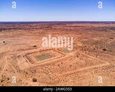 Luftbild des Stock-Bewässerungstanks Worungil in der Nähe von Wilcannia NSW Australien Stockfoto