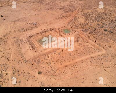 Luftbild des Stock-Bewässerungstanks Worungil in der Nähe von Wilcannia NSW Australien Stockfoto