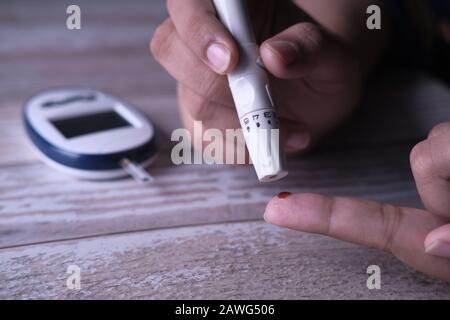 Frauen Finger messen Diabetiker-, Gesundheits- und Fitnesskonzept Stockfoto