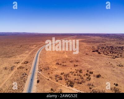 Die Luft des Barrier Highways, während sie durch einige Dürreperioden zog, belasteten Land in der Nähe von Wilcannia NSW Australien Stockfoto