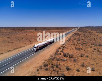 Die Luft eines Tankers auf der offenen Autobahn, der über die Dürre führt, betraf die Landschaft in der Nähe von Wilcannia Western Outback New South Wales Australia Stockfoto