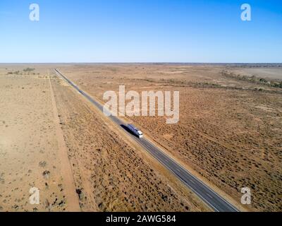 Antenne des Überlandtransports auf dem Barrier Highway in der Nähe des westlichen Wilcannia Outback New South Wales Australia Stockfoto