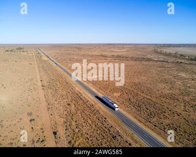 Antenne des Überlandtransports auf dem Barrier Highway in der Nähe des westlichen Wilcannia Outback New South Wales Australia Stockfoto