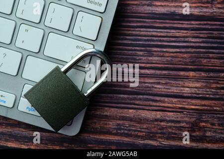 Draufsicht auf das Vorhängeschloss auf der Tastatur, Sicherheit und Schutz Stockfoto