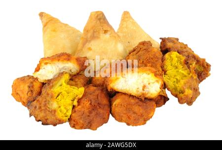 Gebratene indische Snacks wie Samosas, Zwiebelbhajis und Pakoras, isoliert auf weißem Hintergrund Stockfoto