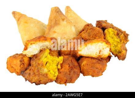 Gebratene indische Snacks wie Samosas, Zwiebelbhajis und Pakoras, isoliert auf weißem Hintergrund Stockfoto