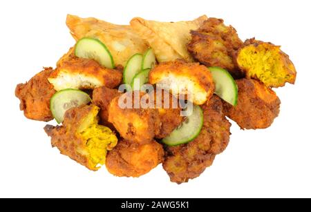 Gebratene indische Snacks wie Samosas, Zwiebelbhajis und Pakoras, isoliert auf weißem Hintergrund Stockfoto