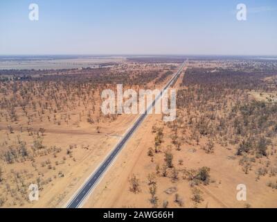 Die Luft des Gwydir Highway, der durch Dürre führt, betraf das Pastoralland in der Nähe von Collarenebri Western Outback New South Wales Australia Stockfoto