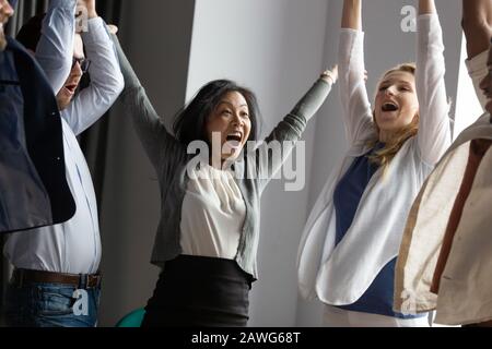 Fröhliche, vielfältige Geschäftsleute feiern Erfolg und schrie mit Freude Stockfoto