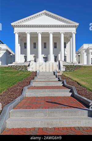 Frontfassade und Gehweg zum neoklassizistischen Virginia State Capitol-Gebäude in Richmond gegen einen leuchtend blauen Himmel Stockfoto