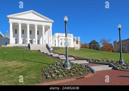 Frontfassade und Gehweg zum neoklassizistischen Virginia State Capitol-Gebäude in Richmond gegen einen leuchtend blauen Himmel Stockfoto