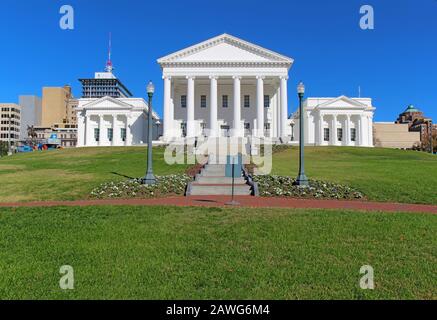 Frontfassade und Gehweg zum neoklassizistischen Virginia State Capitol-Gebäude in Richmond gegen einen leuchtend blauen Himmel Stockfoto