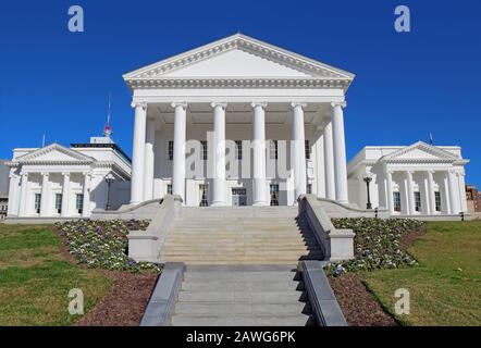 Frontfassade und Gehweg zum neoklassizistischen Virginia State Capitol-Gebäude in Richmond gegen einen leuchtend blauen Himmel Stockfoto