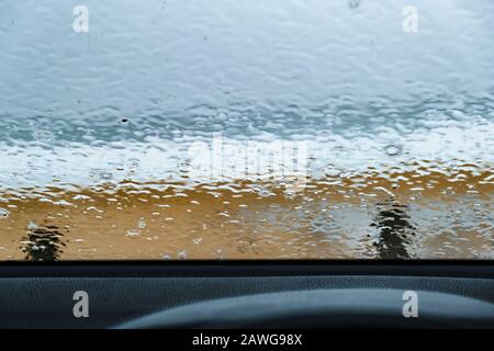 Palm Beach, NSW, Australien. Februar 2020. Starker Regen stürzt auf der Windschutzscheibe eines Autos vor dem Strand ab. Ein Küstentrog vor der NSW-Küste wird überwacht und bewegt sich nur langsam nach Süden und bringt dem Jäger und der südlichen NSW-Küste zunehmend weit verbreitete und längere Regenperioden. Die von Sonntag bis Dienstag prognostizierten hohen Gezeiten können die Hochwasserbedingungen in tief gelegenen Küstengebieten verschärfen. Es wurde eine Warnung Wegen Schwerer Wetterbedingungen für Metropolitan, Illawarra, Südküste und Teile von Northern Rivers, Mid North Coast, Hunter, Central Tablelands, Southern Tablelands und S herausgegeben Stockfoto