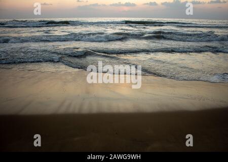Malerische Aussicht auf die Wellen der Bucht von Bengalen am Marina Beach, Chennai, Indien Stockfoto