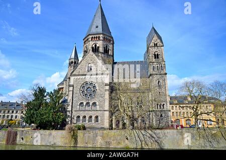 Der Tempel Neuf Meaning im französischen 'neuer Tempel' ist eine evangelische Kirche in Metz-Frankreich und ist von Moselfluss umgeben. Stockfoto