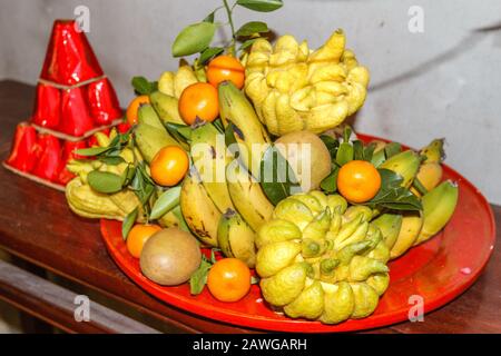 Fünf-Obst-Tablett (Mam ngu qua) - Angebote zur Tet-Feier auf der Tran Quoc Pagode, der ältesten buddhistischen Pagode in Hanoi. Quan Tay Ho, Hanoi, Vietnam. Stockfoto