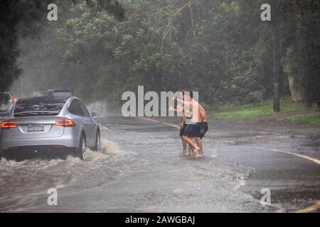 Palm Beach, Sydney, 9. Februar 2020. Starke Regenfälle und starke Winde führen zu Überschwemmungen auf der Barrenjoey Road, während einige im Willkommensregen tanzen, Sydney,.Australia Credit:martin Beere/Alamy live News. Stockfoto