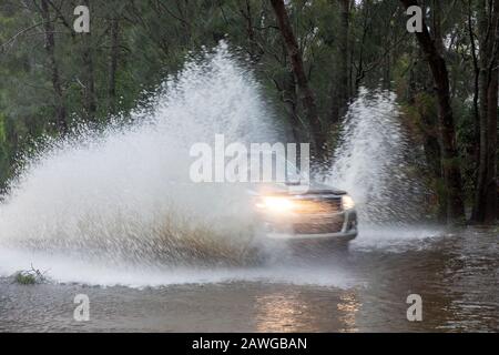 Palm Beach, Sydney, 9. Februar 2020. Starke Regenfälle und starke Winde führen zu Überschwemmungen auf der Barrenjoey Road, Sydney,.Australia Credit:martin Beere/Alamy live News. Stockfoto