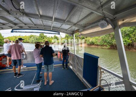 Touristen auf der Krokodilspotting-Kreuzfahrt auf dem Johnstone River, North Queensland Stockfoto